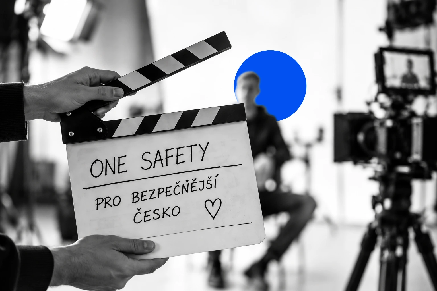 Pedagožka s dětmi u stolu při společné práci.