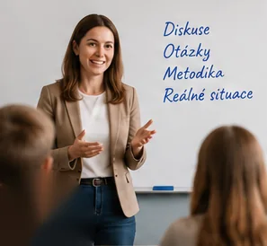 Pedagožka vysvětluje téma třídě u tabule.