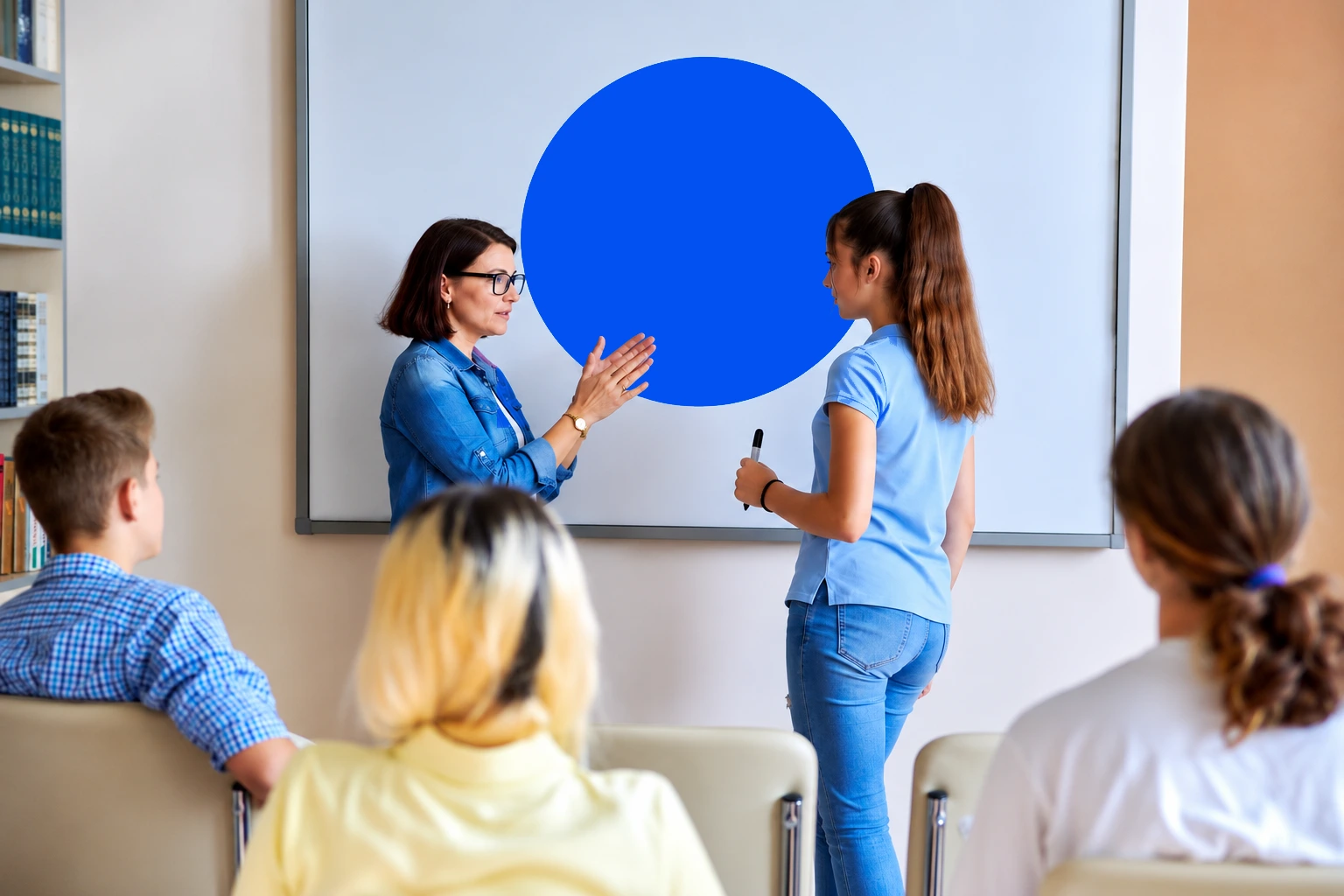Studenti při společné práci ve třídě